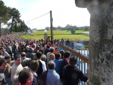 Os manifestantes chegaron deica o valo da fábrica