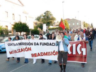 "A Deus rezando e co mazo dando", escoitouse berrar na manifestación do pasado 28 de setembro en Chantada, ás portas da residencia xestionada polas monxas Mercedarias / Foto: C