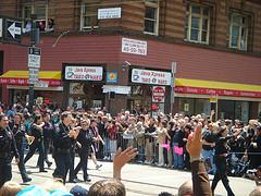 Policías na manifestación do Orgullo gai