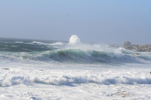 Ondas rompendo contra as rochas en Corrubedo / Flickr: chausinho