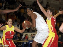 Leslie Ardon, unha das mellores do Extrugasa, no partido contra o Sdent Sierre Basket