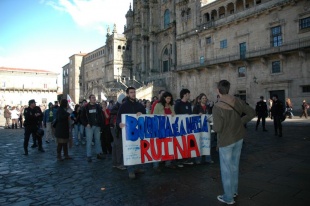 Momento no que a manifestación chegaba ás portas do reitorado, na Praza do Obradoiro