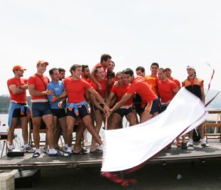 O Chapela recibindo a bandeira que os recoñece como gañadores (clic para ampliar)