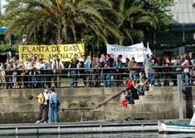 A xente despide as lanchas no peirao