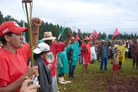 Unha protesta de Via Campesina e os Sem Terra contra os biocombustíbeis